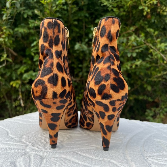 Vince Camuto Nandi Pointed Toe Ankle - Picture 4 of 10